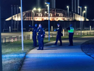 Police officers walk after all traffic has been closed at the Copenhagen Airport due to drone reports in Copenhagen, Denmark September 22, 2025. Ritzau Scanpix/Steven Knap via REUTERS  ATTENTION EDITORS - THIS IMAGE WAS PROVIDED BY A THIRD PARTY. DENMARK OUT. NO COMMERCIAL OR EDITORIAL SALES IN DENMARK. / Foto: Steven Knap