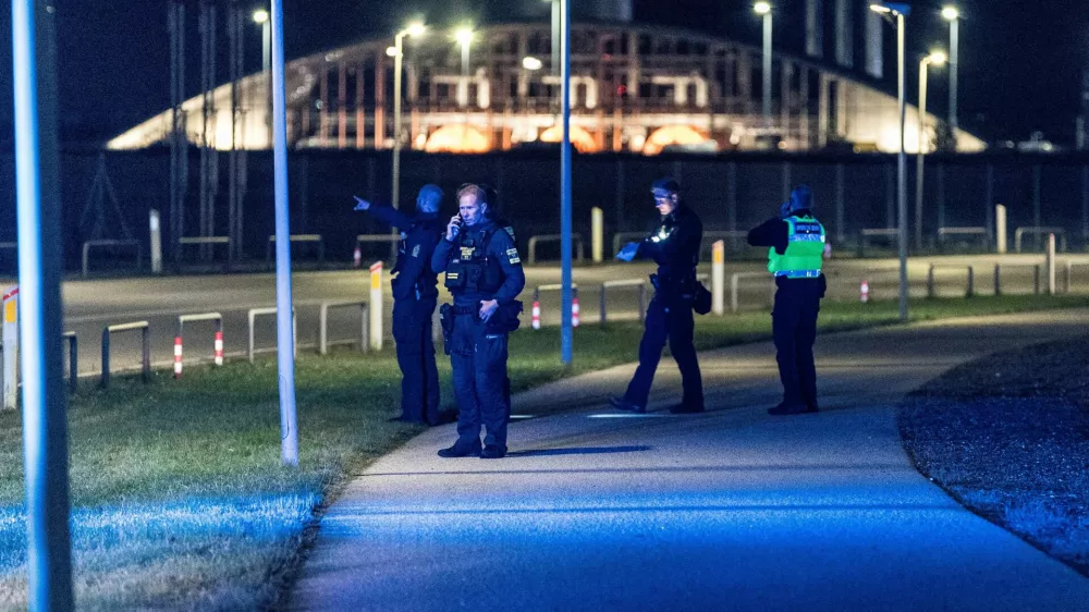 Police officers walk after all traffic has been closed at the Copenhagen Airport due to drone reports in Copenhagen, Denmark September 22, 2025. Ritzau Scanpix/Steven Knap via REUTERS  ATTENTION EDITORS - THIS IMAGE WAS PROVIDED BY A THIRD PARTY. DENMARK OUT. NO COMMERCIAL OR EDITORIAL SALES IN DENMARK. / Foto: Steven Knap