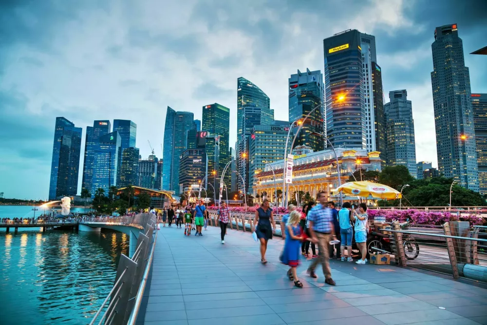 Singapore, Singapore - October 30, 2015: Overview of the marina bay with the Merlion with people. / Foto: Andreykrav