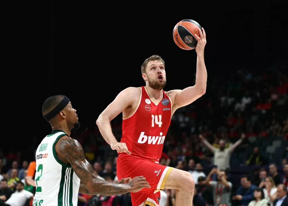 ABU DHABI, UNITED ARAB EMIRATES - MAY 25: Sasha Vezenkov of Olympiacos Piraeus drives the ball to the basket during Third Place game of Turkish Airlines Euroleague Final Four Abu Dhabi 2025 between Olympiacos Piraeus vs Panathinaikos Aktor Athens at Etihad Arena on May 25, 2025 in Abu Dhabi, United Arab Emirates. (Photo by Francois Nel/Getty Images) / Foto: Francois Nel