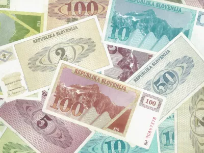 ﻿ZaÄŤasni tolarji republike Slovenije - 8.10.1991 je Banka Slovenije izroÄŤila v obtok bone, ki so se uporabljali kot zaÄŤasni denar./ izvorno ime datoteke: tolarski_boni_2_foto_bojans.jpg/Ĺ tefanÄŤiÄŤ Bojan / Foto: Ĺ tefanÄŤiÄŤ Bojan