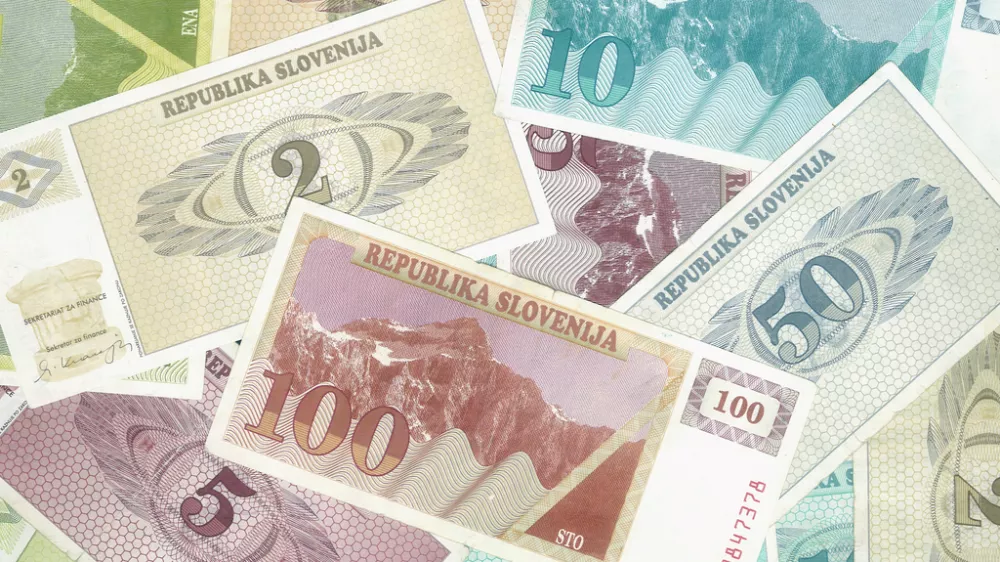 ﻿ZaÄŤasni tolarji republike Slovenije - 8.10.1991 je Banka Slovenije izroÄŤila v obtok bone, ki so se uporabljali kot zaÄŤasni denar./ izvorno ime datoteke: tolarski_boni_2_foto_bojans.jpg/Ĺ tefanÄŤiÄŤ Bojan / Foto: Ĺ tefanÄŤiÄŤ Bojan