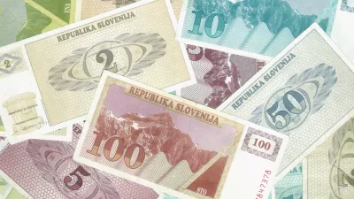 ﻿ZaÄŤasni tolarji republike Slovenije - 8.10.1991 je Banka Slovenije izroÄŤila v obtok bone, ki so se uporabljali kot zaÄŤasni denar./ izvorno ime datoteke: tolarski_boni_2_foto_bojans.jpg/Ĺ tefanÄŤiÄŤ Bojan / Foto: Ĺ tefanÄŤiÄŤ Bojan