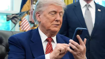 FILE - President Donald Trump silences his mobile phone in the Oval Office of the White House, May 23, 2025, in Washington. (AP Photo/Evan Vucci, File) / Foto: Evan Vucci
