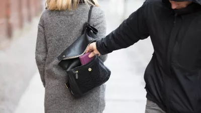 Close-up Of A Person Stealing Purse From Handbag / Foto: Andreypopov