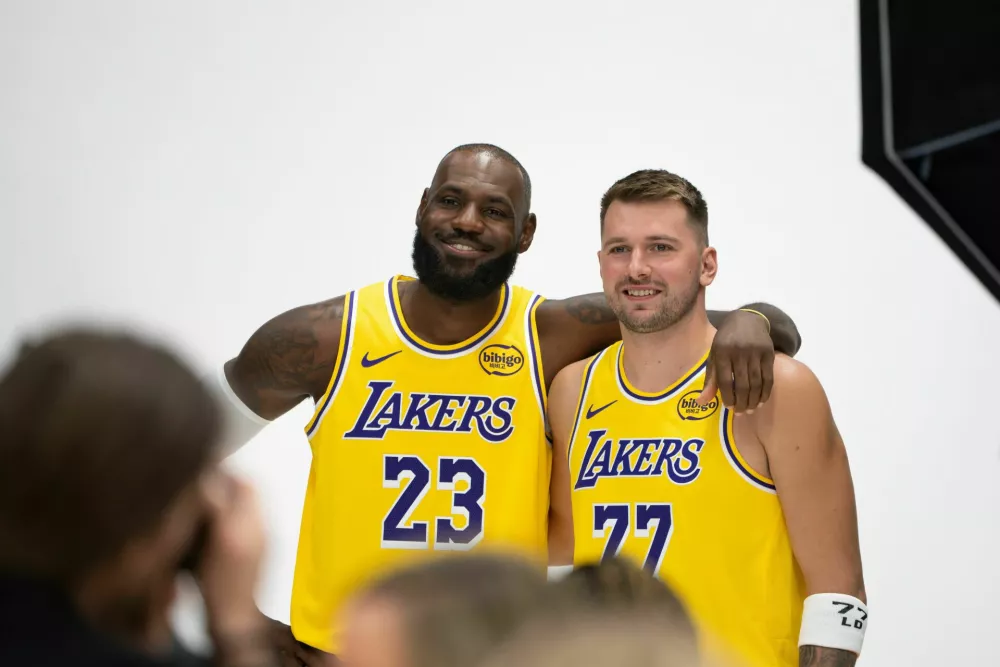 Los Angeles Lakers' LeBron James (23) poses with Luka Doncic (77) during the NBA basketball team's media day in El Segundo, Calif., Monday, Sept. 29, 2025. (AP Photo/Jae C. Hong) / Foto: Jae C. Hong