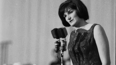 ﻿Slovenska popevka na gospodarskem razstavišču v Ljubljani 1964.  pevka Elda Viler. hrani muzej novejše zgodovine Slovenije / Foto: Edi šelhaus