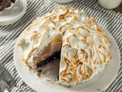 Homemade Toasted Baked Alaska with Chocolate Berry Vanilla Ice Cream / Foto: Bhofack2
