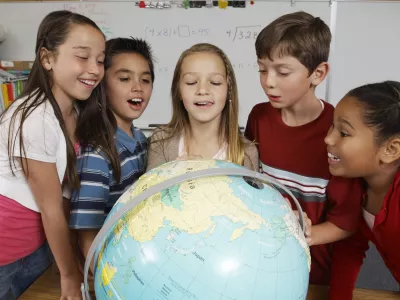 Group of pupils looking at globe, globus, učenci, šola / Foto: Ipggutenbergukltd
