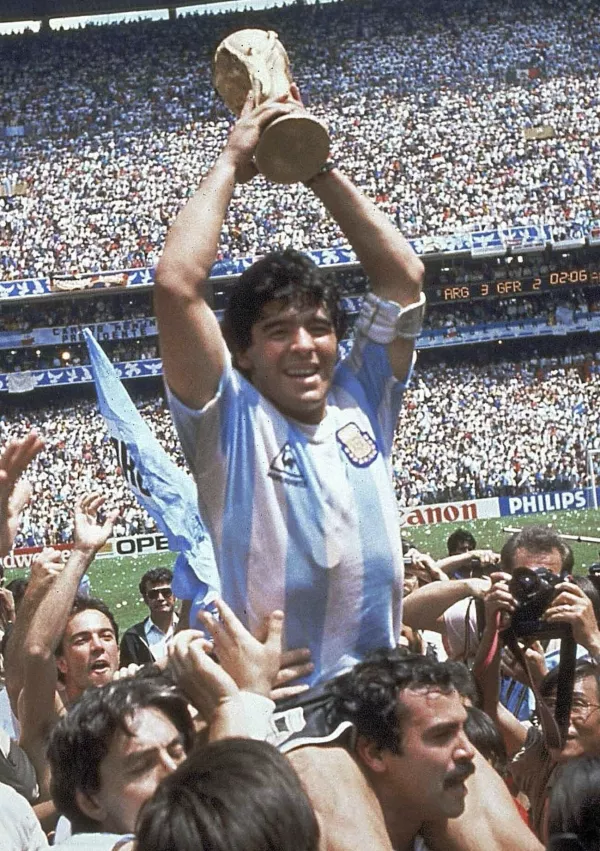 Fotografija iz leta 1986, ko je z Argentino osvojil naslov svetovnega prvaka, je ena najslavnejših športnih vseh časov. / Foto: Ap