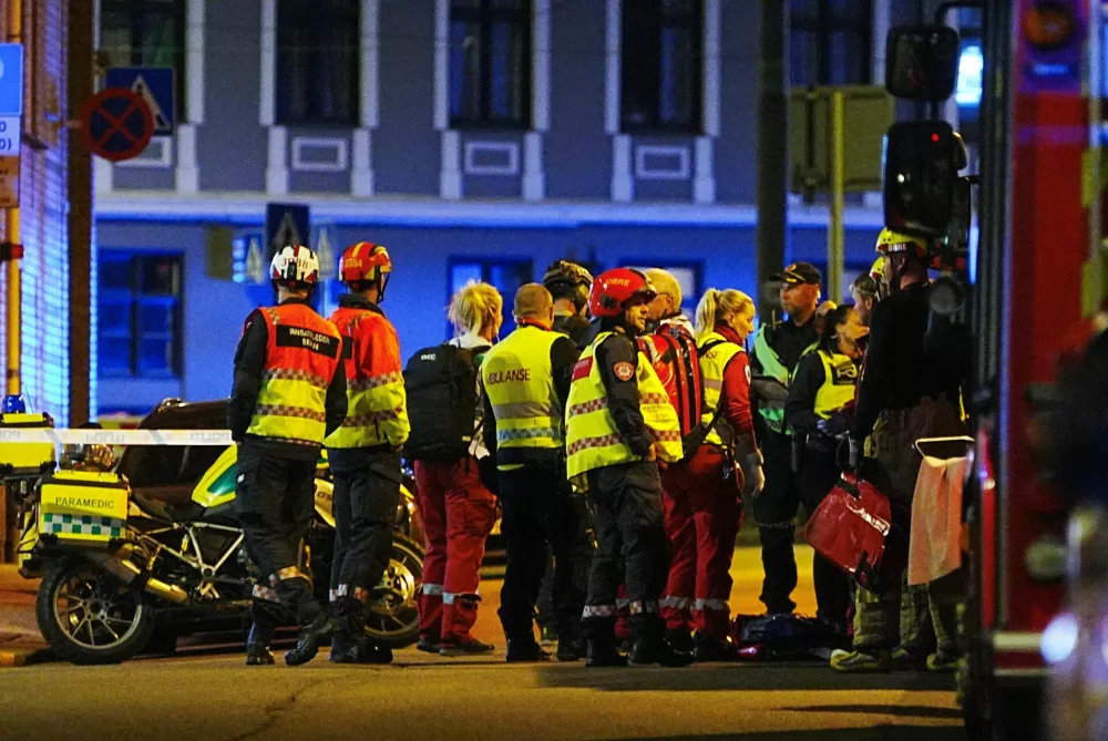 Emergency services gather on a street after reports of an explosion in Oslo, Norway September 23, 2025. NTB/Terje Pedersen via REUTERS  ATTENTION EDITORS - THIS IMAGE WAS PROVIDED BY A THIRD PARTY. NORWAY OUT. NO COMMERCIAL OR EDITORIAL SALES IN NORWAY.