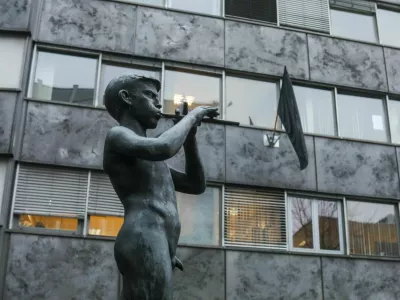 17.12.2021. - Simbolična fotografija, Deček s pičalijo simbol RTVSLO. RTVSLO in črna zastava.//FOTO: Bojan Velikonja