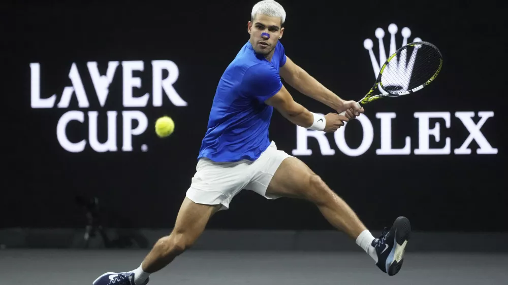 Team Europe's Carlos Alcaraz, of Spain, returns a shot against Team World's Francisco Cerundolo, of Argentina, during their match on the third day of the Laver Cup tennis tournament in San Francisco, Sunday, Sept. 21, 2025. (AP Photo/Jeff Chiu)