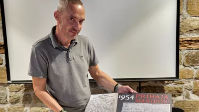 Rok Kajzer med postavljanjem razstave v Portorožu / Foto: Katja Gleščič 