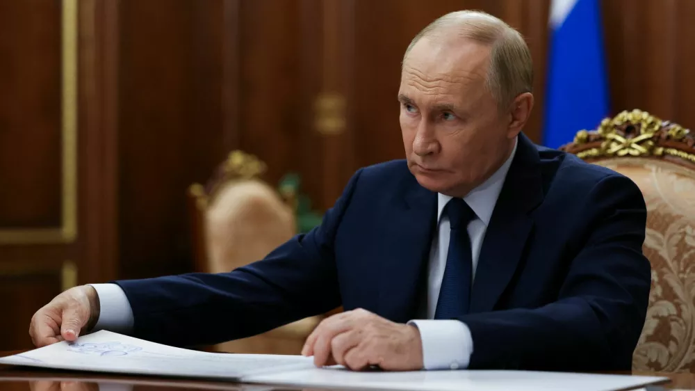 Russian President Vladimir Putin attends a meeting with Leonid Pasechnik, Moscow-installed leader of the Russian-controlled parts of the Luhansk Region, in Moscow, Russia September 23, 2025. Sputnik/Alexander Kazakov/Pool via REUTERS ATTENTION EDITORS - THIS IMAGE WAS PROVIDED BY A THIRD PARTY.