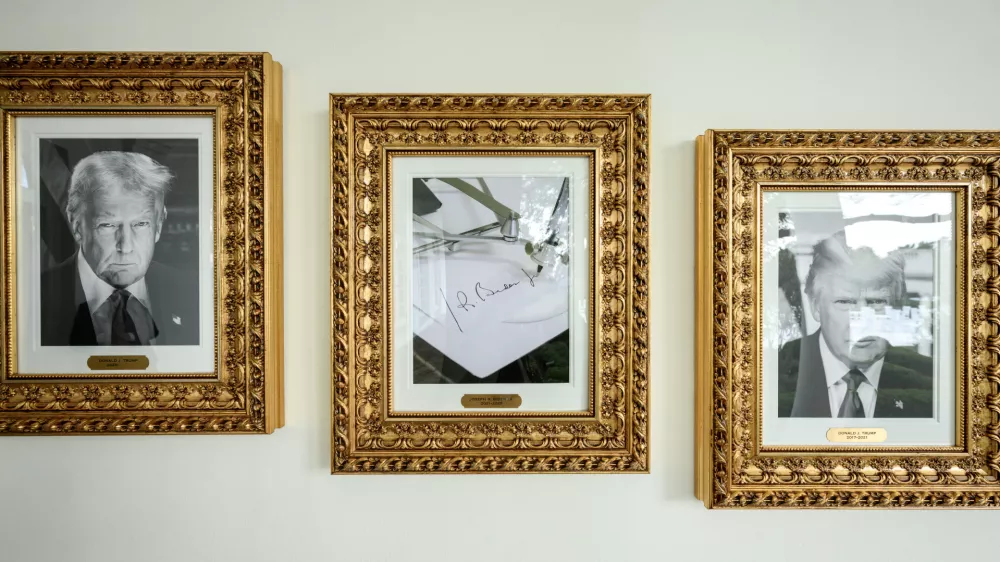 Namesto Bidnovega portreta pri vhodu v Belo hišo visi stroj, ki podpisuje Bidnove podpise.