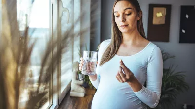 Napačne trditve povsem po nepotrebnem v skrb spravljajo bodoče mamice. / Foto: Istock