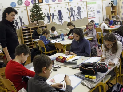 - šolstvo - osnovnošolci - učenci - pouk - učiteljica - Osnovna šola Ledina, Komenskega ulica 19 //FOTO: Luka Cjuha