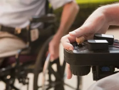 ﻿Pomoč pri mišični distrofijiZnanstveniki so prvič doslej s posegom v gene – s tako imenovanim genskim editiranjem – zdravili Duchennovo mišično distrofijo pri velikem sesalcu. Ocenjujejo, da je to velik korak za zdravljenje pri ljudeh, ki se soočajo s tem pojavom – izgubijo nadzor nad mišicami in posledično moč, kar vodi do prezgodnje smrti. Z raziskavo, v katero so vključili pse, so znanstveniki obnovili nastajanje ključnega proteina, ki je glavni razlog za nastanek bolezni. Upajo, da bodo tehniko kmalu preizkusili na ljudeh.