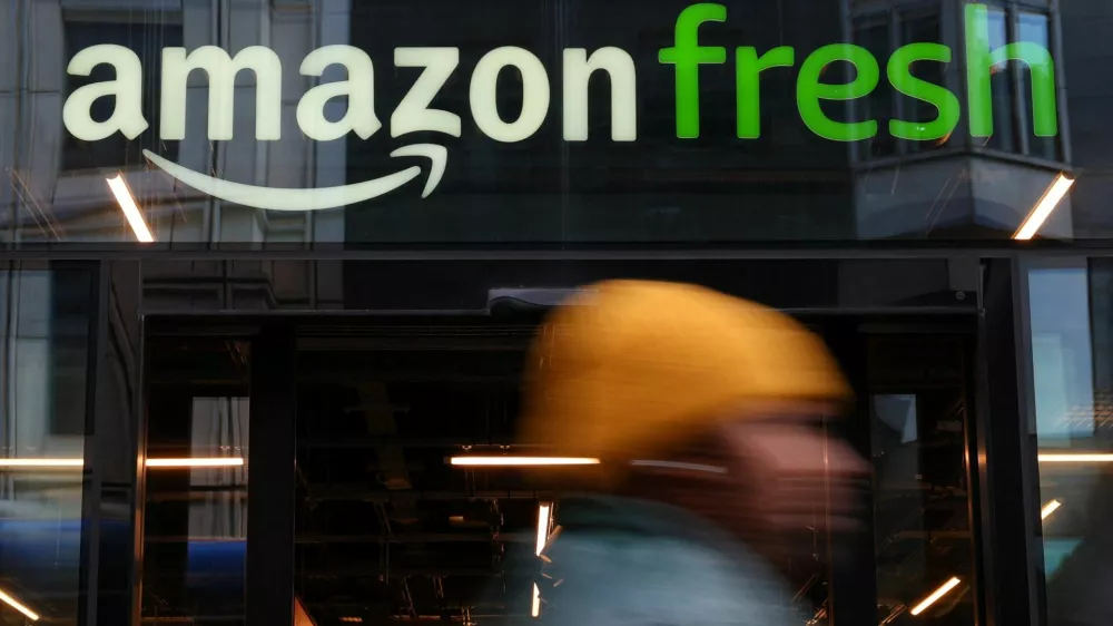 A person walks past an Amazon Fresh convenience grocery store in London, Britain, September 24, 2025. REUTERS/Isabel Infantes