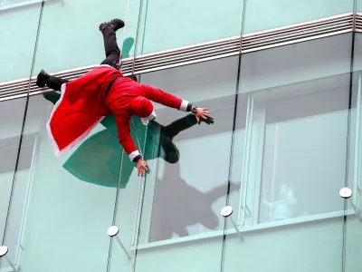 ﻿- 22.12.2021 - Pediatrična klinika - Tradicionalni spust Božičkov s strehe po zunanji strani Pediatrične klinike UKC v Ljubljani - božiček - božički //FOTO: Luka Cjuha