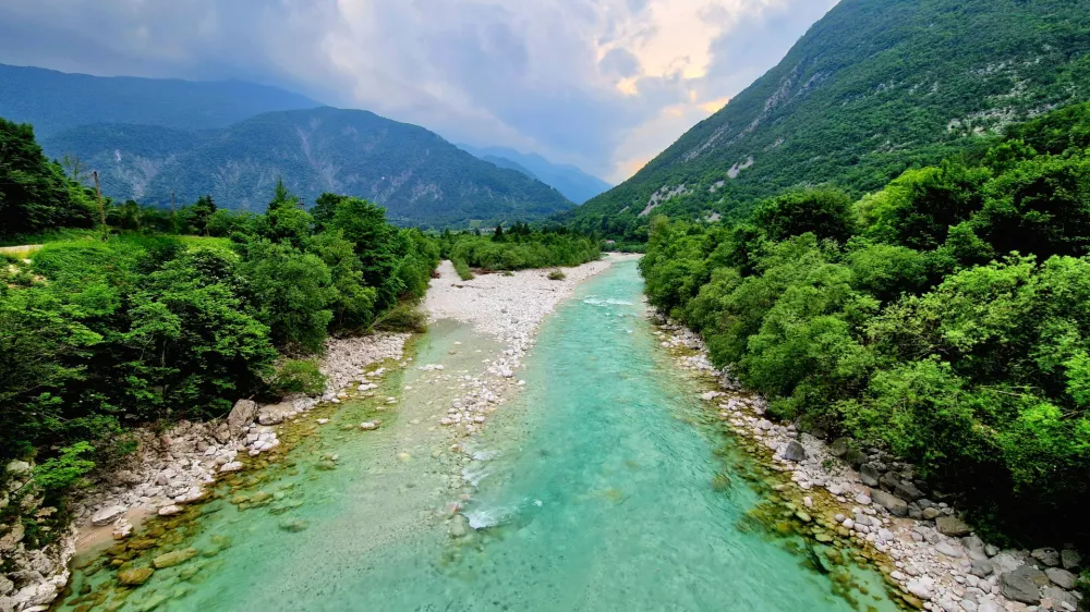 Deloma oblačen pogled na prelepo Sočo