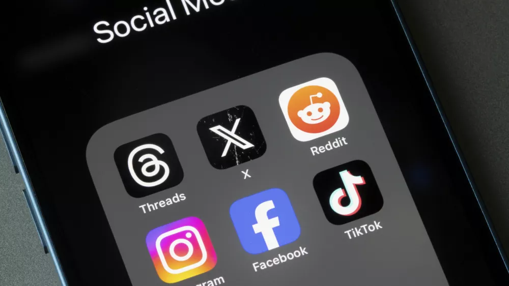 Portland, OR, USA - Oct 26, 2023: Assorted social media apps, including Threads, X, Reddit, Instagram, Facebook, and TikTok, are seen on an iPhone. / Foto: Hapabapa