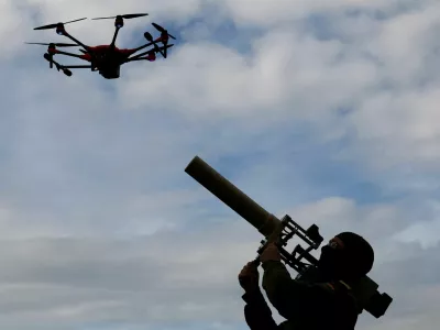 A soldier of the German armed forces demonstrates a HP 47 drone jammer during the defence exercise "Red Storm Bravo" in which civilian and military coordination is trained and led by German army Bundeswehr in Hamburg, Germany, September 26, 2025. REUTERS/Lisi Niesner   TPX IMAGES OF THE DAY