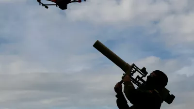 A soldier of the German armed forces demonstrates a HP 47 drone jammer during the defence exercise "Red Storm Bravo" in which civilian and military coordination is trained and led by German army Bundeswehr in Hamburg, Germany, September 26, 2025. REUTERS/Lisi Niesner   TPX IMAGES OF THE DAY