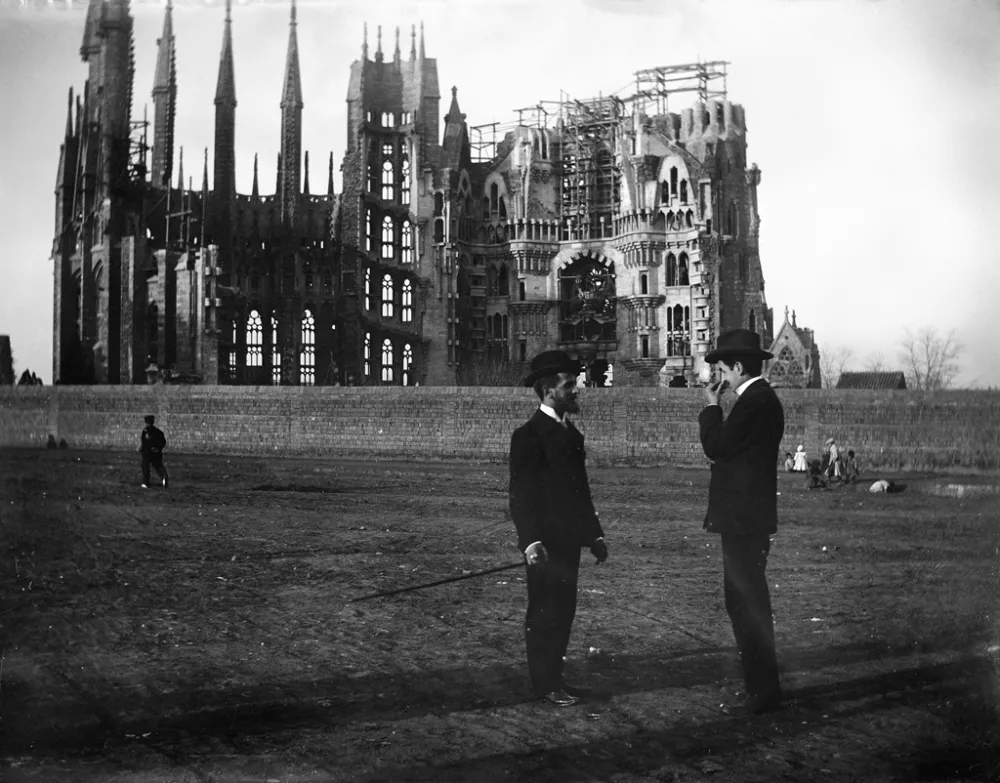 Pred baziliko Sagrada Família leta 1905 / Foto: wikipedija