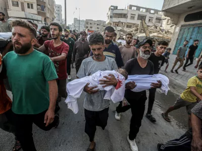 27 September 2025, Palestinian Territories, GazaPalestinians carry the bodies of those who were killed in an Israeli attack on at Al-Shati camp in Gaza City. PhotoOmar Ashtawy/APA Images via ZUMA Press Wire/dpa - ATTENTIONgraphic content