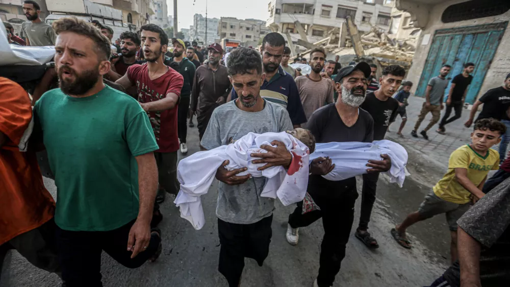 27 September 2025, Palestinian Territories, GazaPalestinians carry the bodies of those who were killed in an Israeli attack on at Al-Shati camp in Gaza City. PhotoOmar Ashtawy/APA Images via ZUMA Press Wire/dpa - ATTENTIONgraphic content