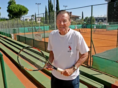 ﻿- 21.09.2015 - Nikola Pilić, nekdanji hrvaški tenisač - finalist OP Francije (1973), ki je po koncu kariere deloval kot trener in postal prvi kapetan, ki je osvojil Davisov pokal s tremi različnimi državami, Nemčijo v letih 1988, 1989 in 1993, Hrvaško leta 2005 ter Srbijo leta 2010. - nekdanji trener Novaka Đokovića, //FOTO: Tomaž Skale