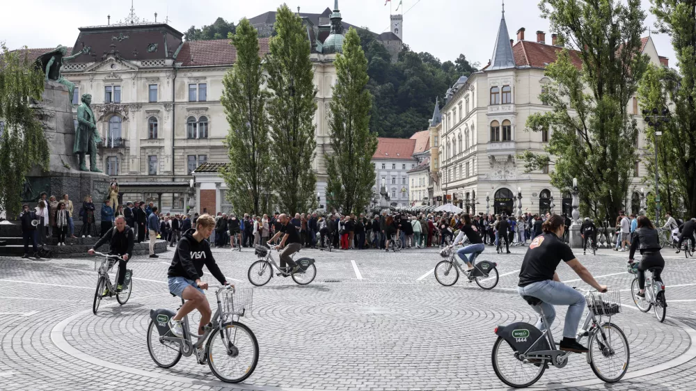 - 14.06.2024 - začetek 3. etape Dirke po Sloveniji bo pospremila predstavitev prestolnice z nastopi akrobatov na kolesih, ki bodo izvajali atraktivne točke na Prešernovem trgu, Ljubljanskem gradu in Nebotičniku //FOTO: Jaka Gasar