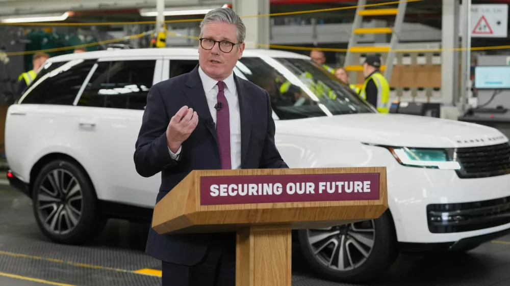 07 April 2025, United Kingdom, Birmingham: UK Prime Minister Keir Starmer speaks during a visit to Jaguar Land Rover facility in Birmingham. Photo: Kirsty Wigglesworth/PA Wire/dpa