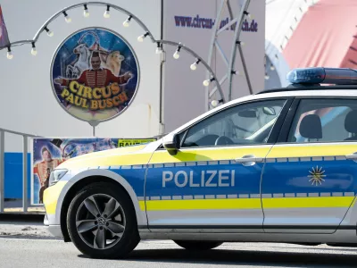 28 September 2025, Saxony, Bautzen: A police vehicle is parked in front of the Circus Paul Busch tent on Schuetzenplatz. An artist has died in an accident during a circus performance. Photo: Sebastian Kahnert/dpa