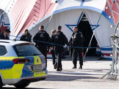 28 September 2025, Saxony, Bautzen: Police officers enter the circus tent of Circus Paul Busch on Schuetzenplatz. An artist has died in an accident during a circus performance. Photo: Sebastian Kahnert/dpa