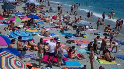 ﻿- 28.06.2016 - ITALIJA - Cinque Terre - simbolična fotografija - Italijanska obala polna turistov - pet dežel - poletje - vročina - morje - turizem - Ligursko morje - obala - plaža - sončenje ..//FOTO: Maja Marko