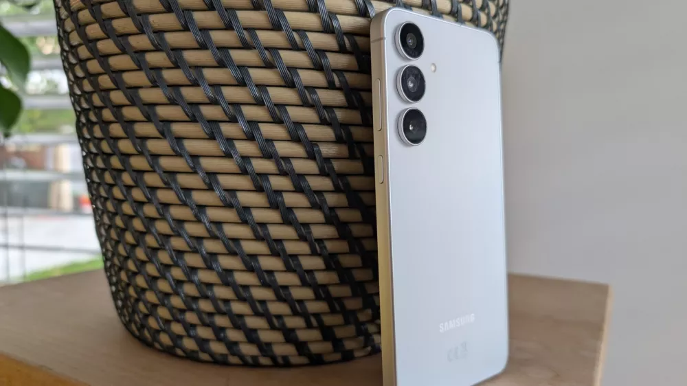 Dizajn galaxy s25 fe praktično ne odstopa od Samsungovih premijskih mobilnikov.