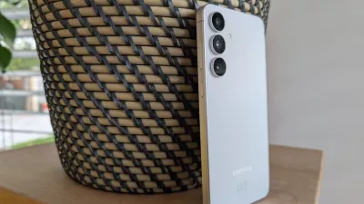 Dizajn galaxy s25 fe praktično ne odstopa od Samsungovih premijskih mobilnikov.