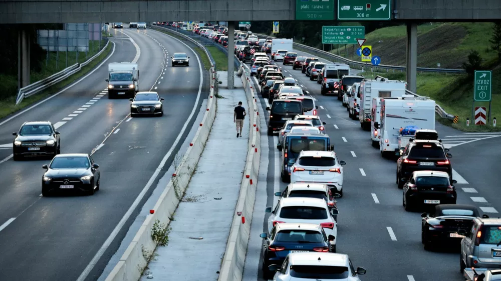 Zastoj na avtocesti pred predorom Karavanke v smeri proti Avstriji.