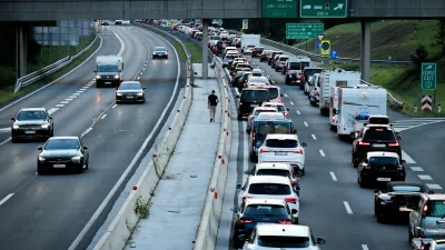 Zastoj na avtocesti pred predorom Karavanke v smeri proti Avstriji.