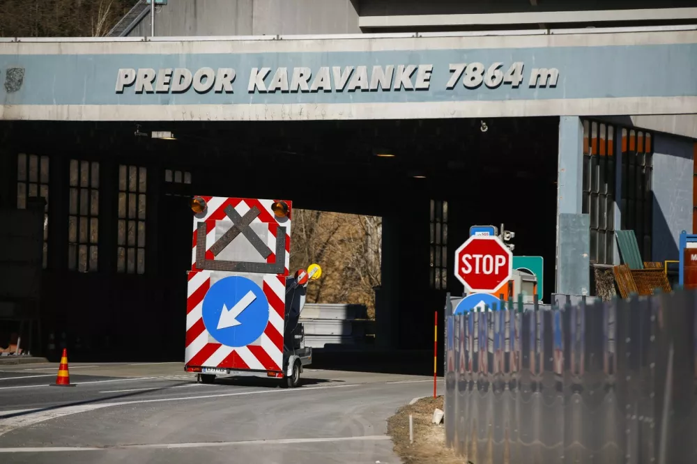 Uprava druzbe Dars si je skupaj z ministrom za infrastrukturo Jernejem Vrtovcem ogledala potek gradnje vzhodne cevi predora Karavanke.