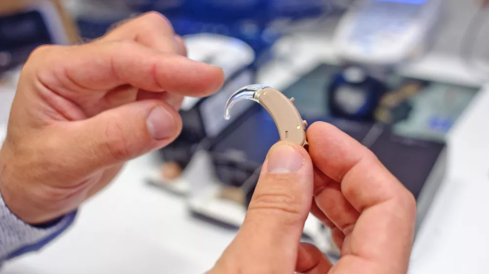 ﻿slušni aparat - Poslovalnica Widex d.o.o., slušni aparati - poslovalnica v Ljubljani - Resljeva cesta 32 - specializirano podjetje, ki v Sloveniji z najdaljšo tradicijo skrbi za dobavo, kakovostno oskrbo in servisiranje slušnih aparatov     //FOTO: Tomaž Zajelšnik