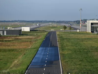 28 September 2025, Brandenburg, Schoenefeld: aThe BER airport in Schoenefeld. Drones have paralyzed airports in Denmark for hours. The German Minister of the Interior wants to significantly expand the powers of the German Armed Forces in the fight against illegal drone overflights.An aircraft stands on the grounds of BER Airport in Schoenefeld. Drones have paralyzed airports in Denmark for hours. The Federal Minister of the Interior wants to significantly expand the powers of the German Armed Forces in the fight against illegal drone overflights. Photo: Annette Riedl/dpa