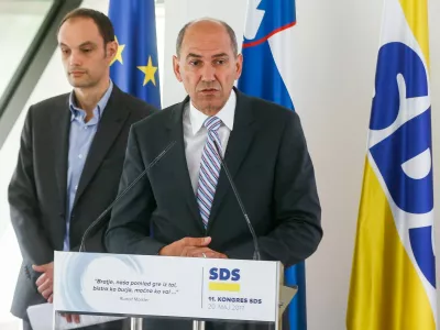 Ljubljana, sedez SDS..Novinarska konferenca SDS, na kateri so predsednik stranke Janez Jansa ter poslanca Anze Logar in Branko Grims komentirali odlocitev arbitraznega sodisca.