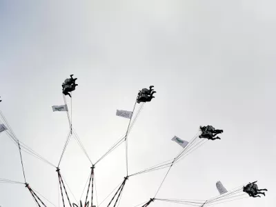 27 September 2025, Bavaria, Munich: Visitors ride a giant chain carousel at the 190th Oktoberfest beer festival in Munich. Photo: Felix Hörhager/dpa