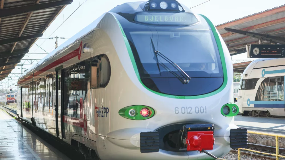 29.09.2025., Zagreb - Glavni kolodvor. Potpredsjednik Vlade i ministar mora, prometa i infrastrukture Oleg Butkovic sudjelovao je na pustanju u promet prvog baterijskog vlaka. Pustanje u promet novog vlaka obiljezeno je redovnom voznjom na relaciji Zagreb – Vrbovec – Bjelovar. Photo: Sanjin Strukic/PIXSELL