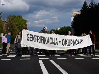 29.09.2025 Protest prebivalcev Savskega naselja na Linhartovi censti - Civilna iniciativa Savsko naselje in PLAC - Participativna Ljubljanska Avtonomna Cona - protestni shod Savčank in Savčanov, pa tudi drugih enakomislečih someščanov. FotoNik Erik Neubauer