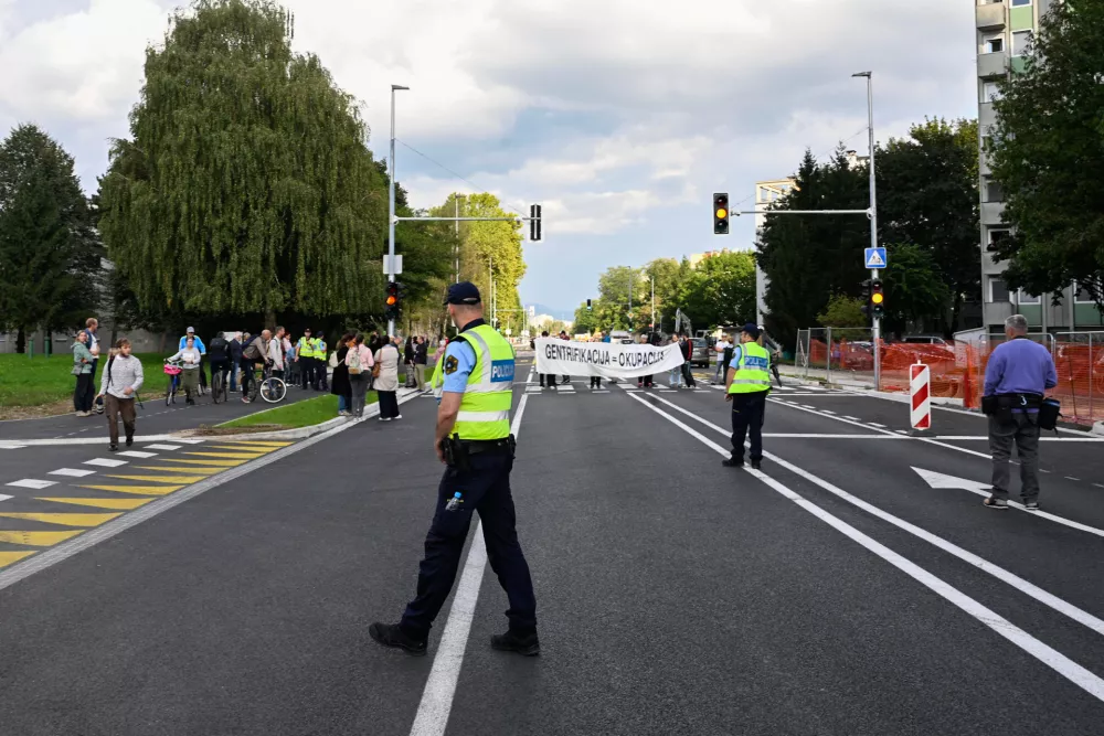29.09.2025 Protest prebivalcev Savskega naselja na Linhartovi censti - Civilna iniciativa Savsko naselje in PLAC - Participativna Ljubljanska Avtonomna Cona - protestni shod Savčank in Savčanov, pa tudi drugih enakomislečih someščanov. FotoNik Erik Neubauer